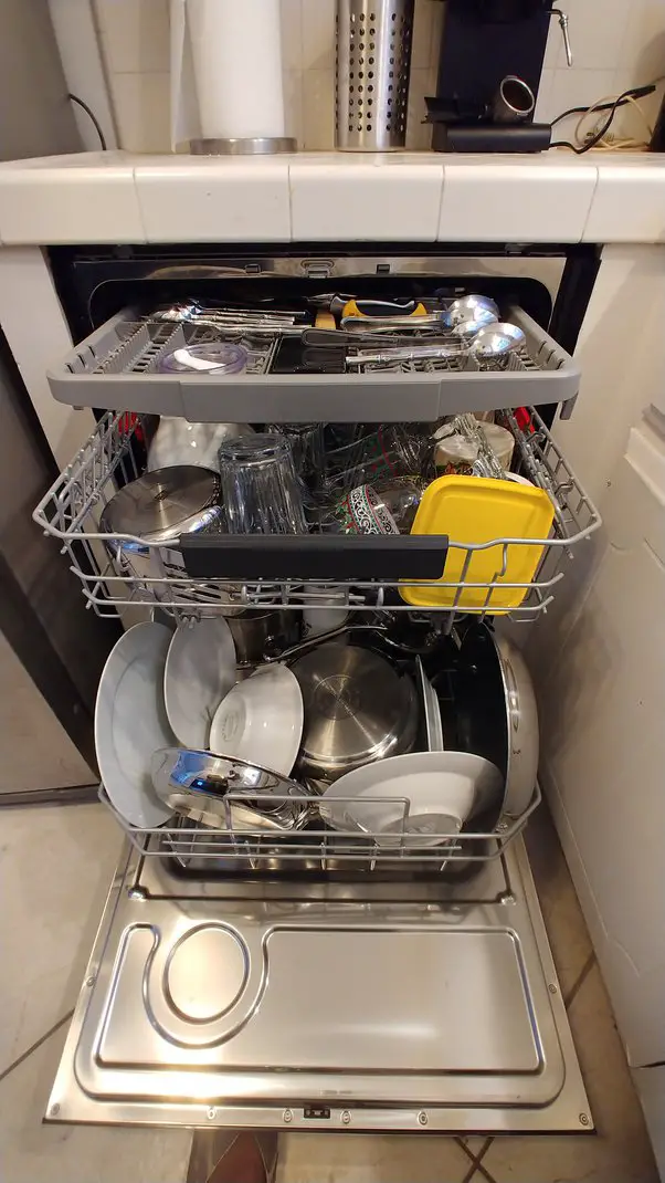 ge dishwasher is not draining, dishwasher contains a lot of unorganized dishes